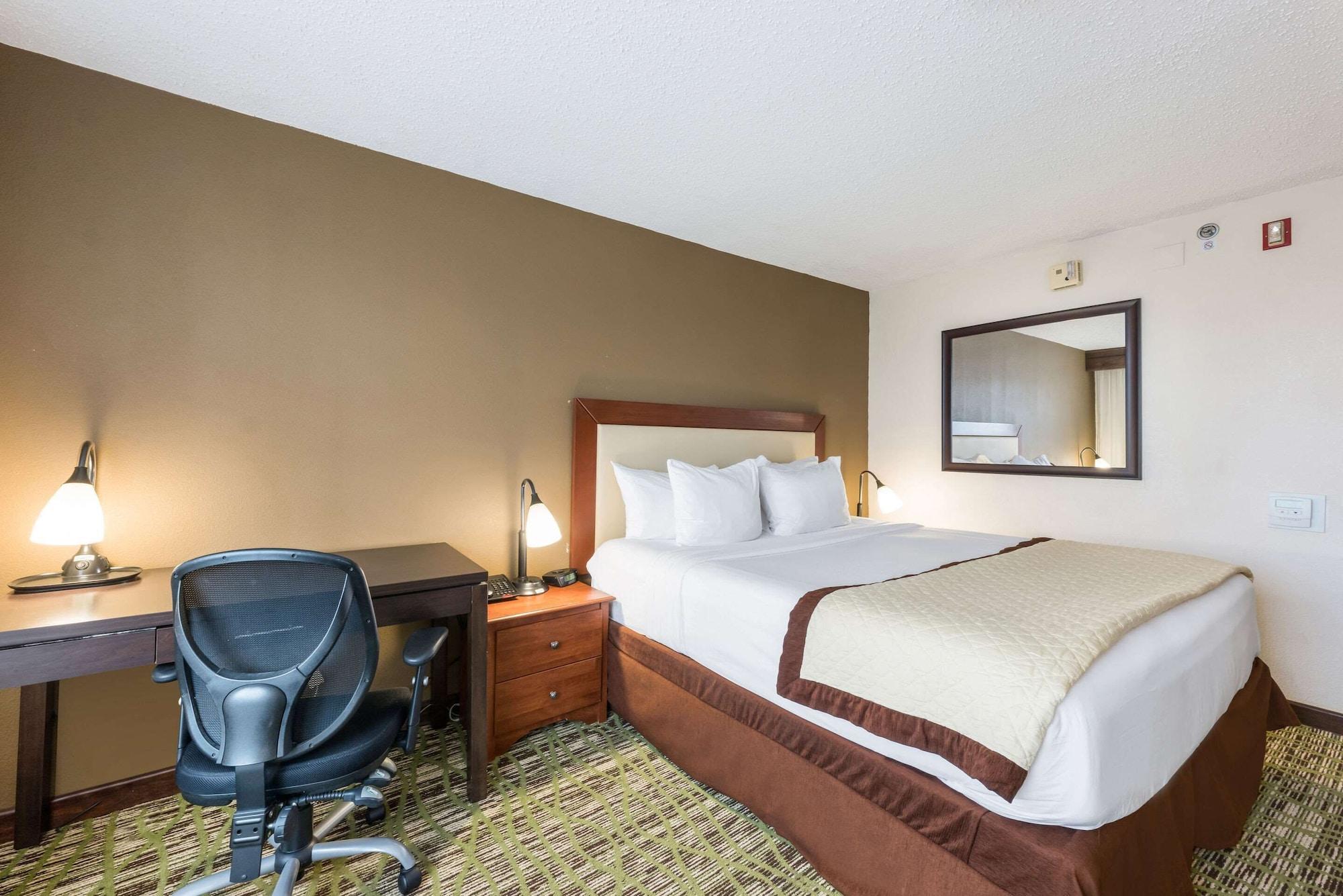 Clarion Hotel & Suites Mount Laurel Buitenkant foto