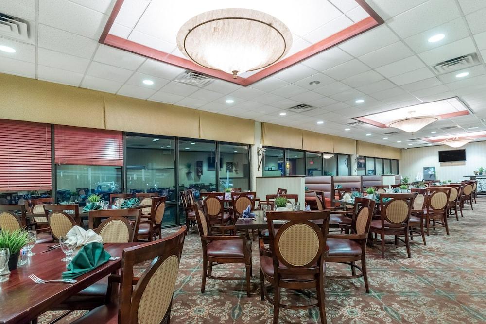 Clarion Hotel & Suites Mount Laurel Buitenkant foto