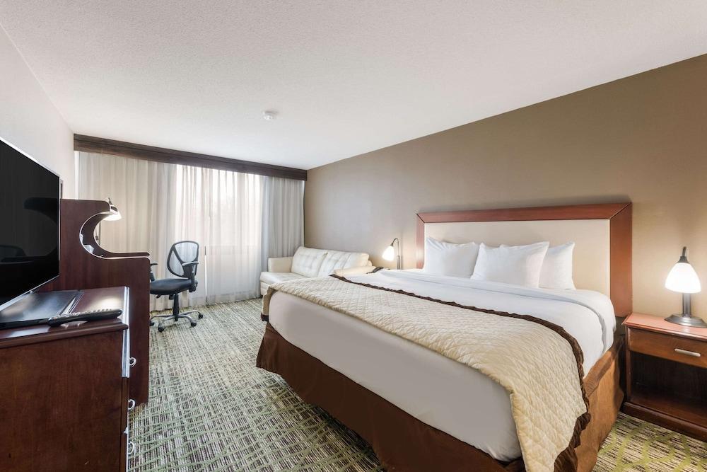 Clarion Hotel & Suites Mount Laurel Buitenkant foto