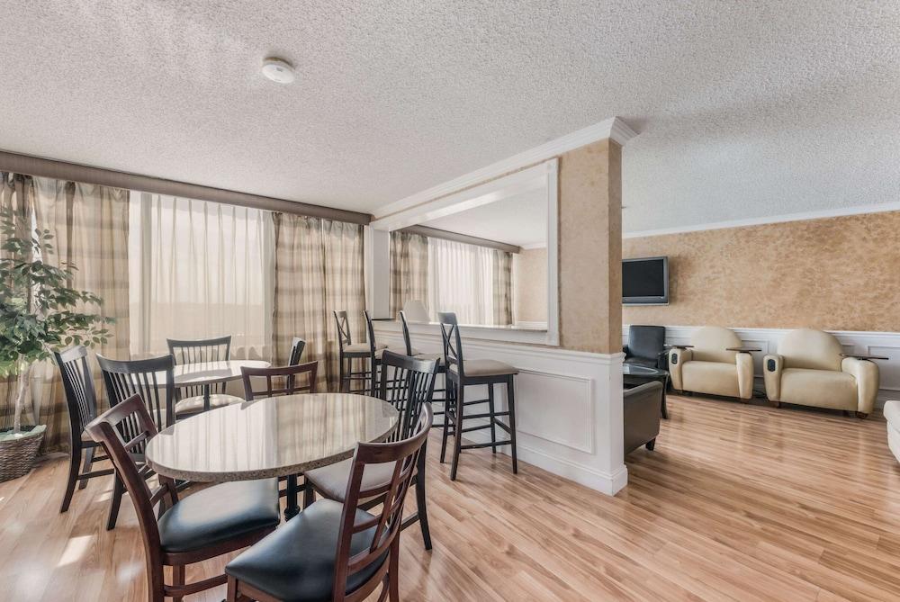 Clarion Hotel & Suites Mount Laurel Buitenkant foto