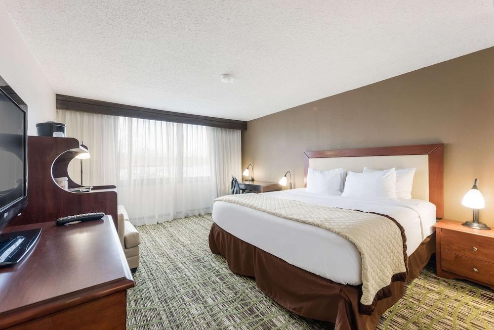 Clarion Hotel & Suites Mount Laurel Buitenkant foto