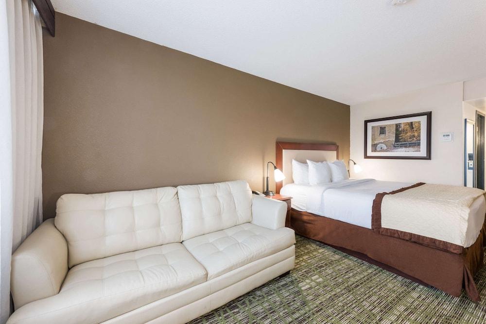 Clarion Hotel & Suites Mount Laurel Buitenkant foto